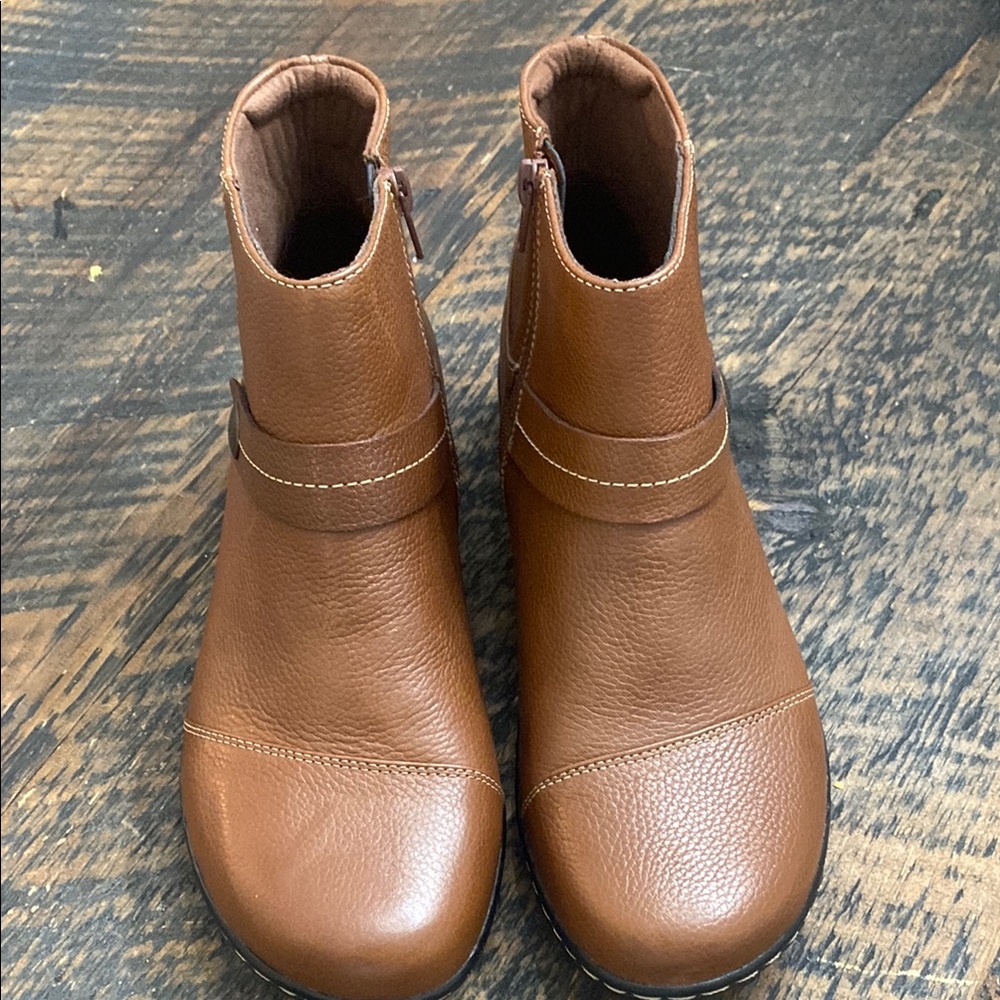 Clarks Tan Brown Leather Ankle Boots Ashland Pine New Button Strap size 9 1/2